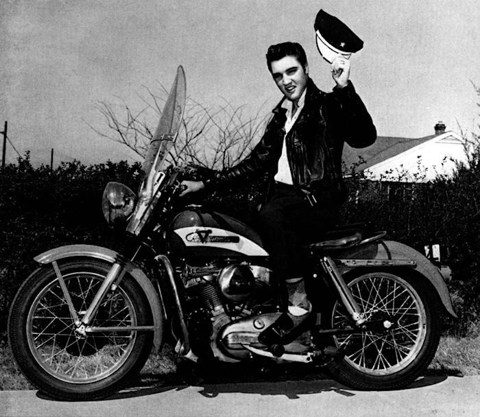 Elvis Harley Davidsonin selässä. kuva: Public Domain, lähde: Wikipedia