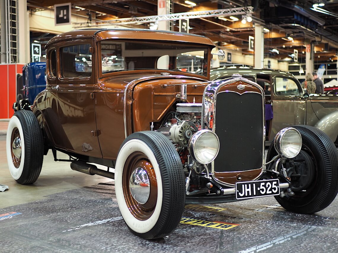 1931-Ford-Five-Window-Coupe-2s-ACS2018-KaiLappalainen-CCBY40-WheelsFI Tekijä: Kai Lappalainen, lisenssi: CC-BY-40