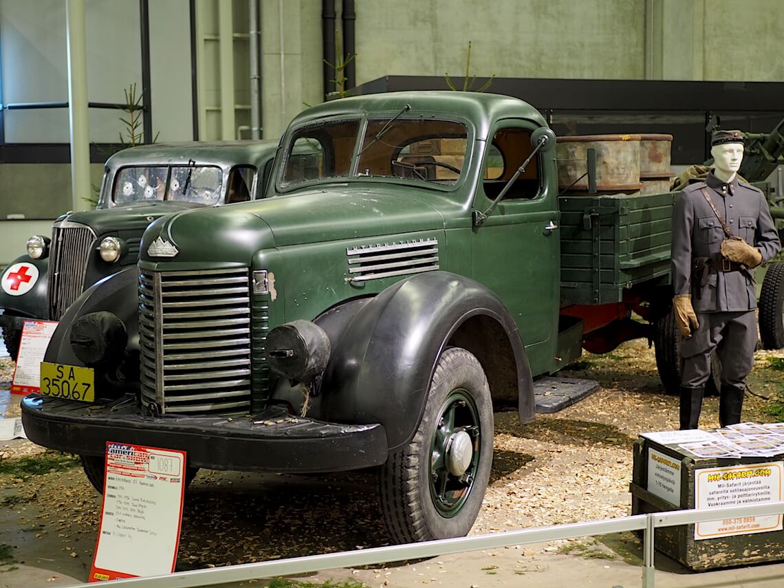 1941-International-K7-Puolustusvoimat-1937-Chevrolet-Ambulanssi-ACS2018-KaiLappalainen-CCBY40-WheelsFI Tekijä: Kai Lappalainen, lisenssi: CC-BY-40