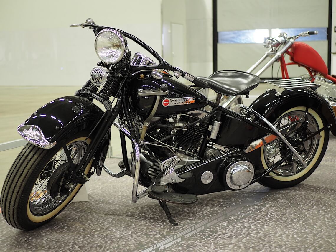 1948-Harley-Davidson-FL-ACS2018-KaiLappalainen-CCBY40-WheelsFI Tekijä: Kai Lappalainen, lisenssi: CC-BY-40