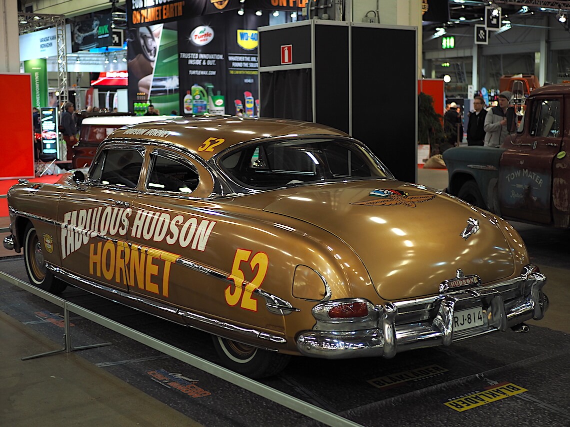 1952-Hudson-Hornet-2d-Club-Coupe-Cars-KaiLappalainen-CCBY40-WheelsFI Tekijä: Kai Lappalainen, lisenssi: CC-BY-40