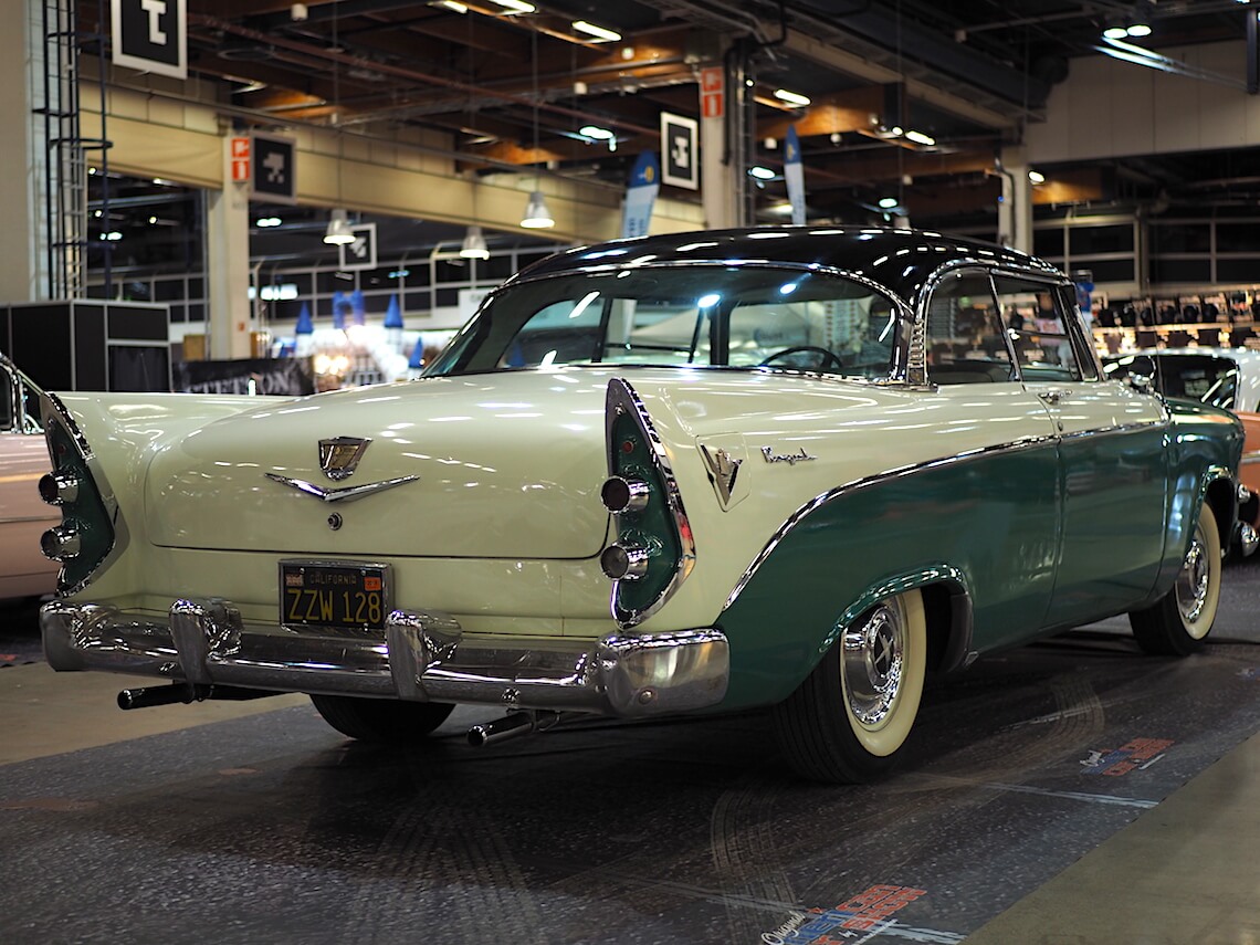 1956-Dodge-Royal-Lancer-2D-HT-315CID-V8-SuperRedRam-KaiLappalainen-CCBY40-WheelsFI Tekijä: Kai Lappalainen, lisenssi: CC-BY-40