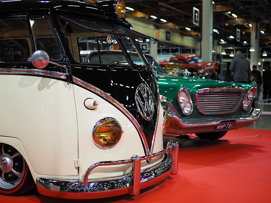 1960-Volkswagen-Type2-umpipakettiauto-junakeula-1835cc-KaiLappalainen-CCBY40-WheelsFI Tekijä: Kai Lappalainen, lisenssi: CC-BY-40