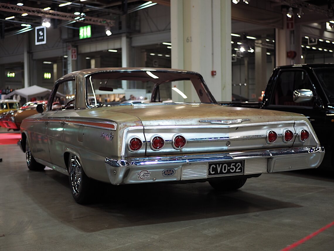 1962-Chevrolet-Impala-4D-Ht-SBC-TH700r4-patina-looker-KaiLappalainen-CCBY40-WheelsFI Tekijä: Kai Lappalainen, lisenssi: CC-BY-40