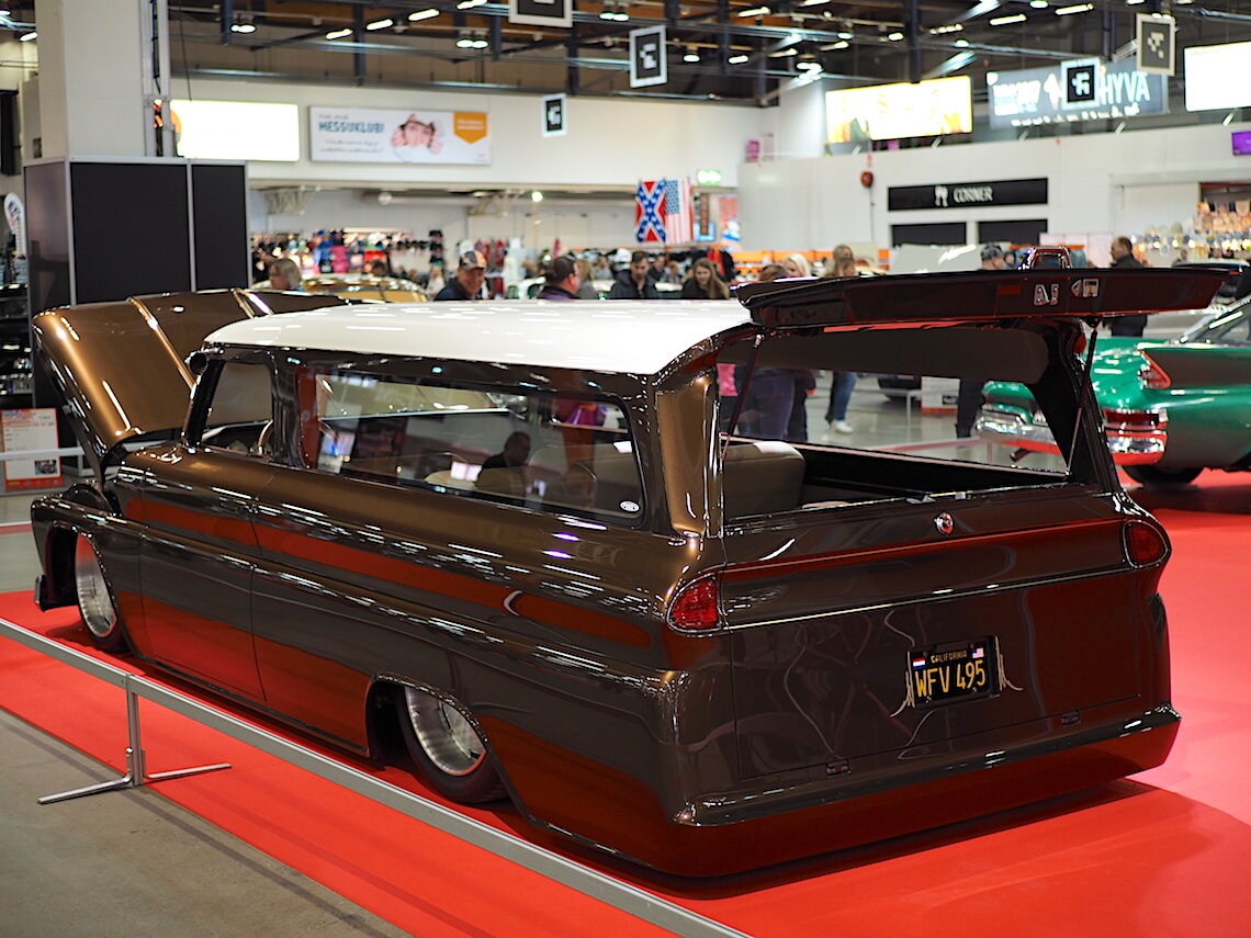 1965-Chevrolet-Suburban-468CID-Custom-ACS2018-KaiLappalainen-CCBY40-WheelsFI Tekijä: Kai Lappalainen, lisenssi: CC-BY-40
