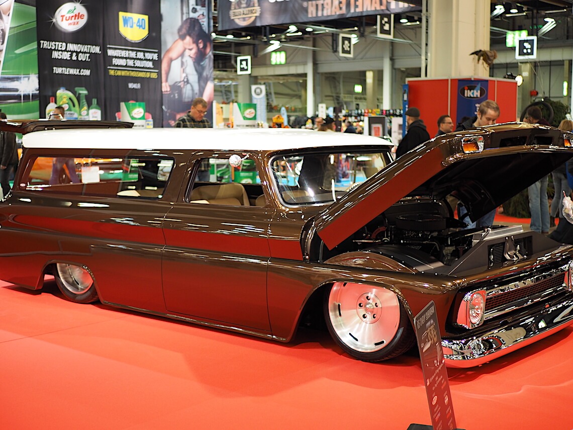 1965-Chevrolet-Suburban-Custom-KaiLappalainen-CCBY40-WheelsFI Tekijä: Kai Lappalainen, lisenssi: CC-BY-40