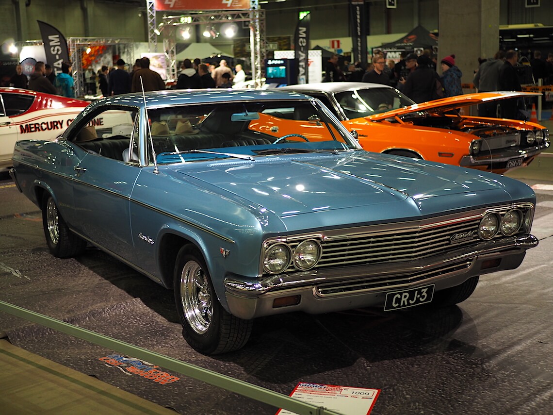 1966-Chevrolet-2D-Impala-327cid-Powerglide-Museoauto-KaiLappalainen-CCBY40-WheelsFI Tekijä: Kai Lappalainen, lisenssi: CC-BY-40