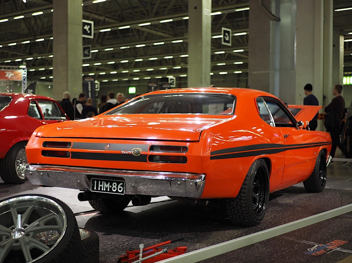 1970-Plymouth-Duster-390-MagnumStoker-A999-gearbox-KaiLappalainen-CCBY40-WheelsFI Tekijä: Kai Lappalainen, lisenssi: CC-BY-40