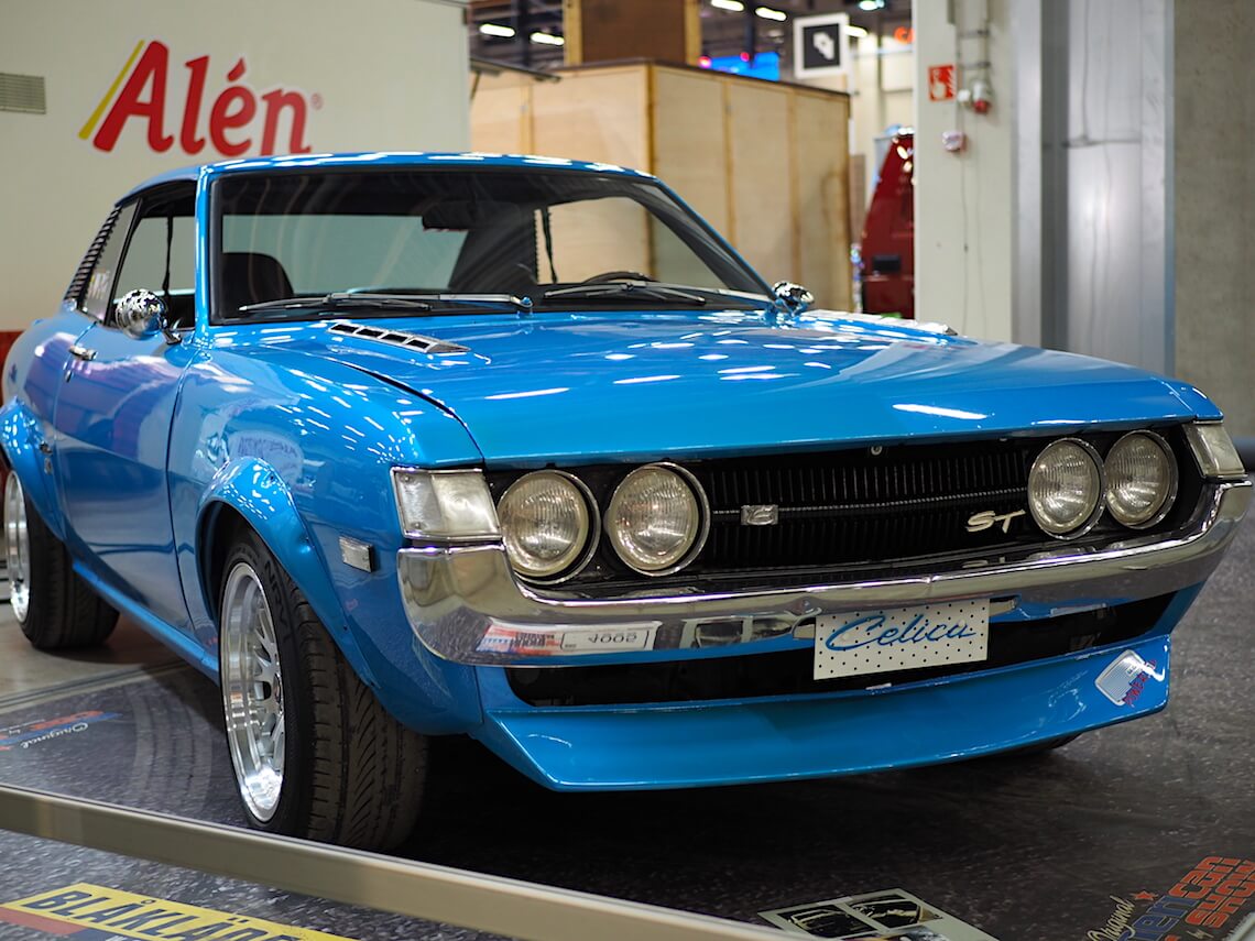 1973-Toyota-Celica-TA22-ST-4age-twincam-KaiLappalainen-CCBY40-WheelsFI Tekijä: Kai Lappalainen, lisenssi: CC-BY-40
