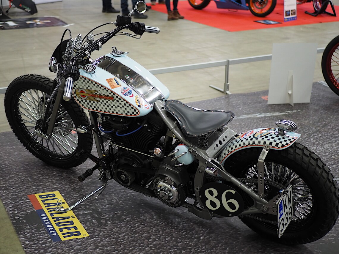1986-Harley-Davidson-Custom-ACS2018-KaiLappalainen-CCBY40-WheelsFI Tekijä: Kai Lappalainen, lisenssi: CC-BY-40