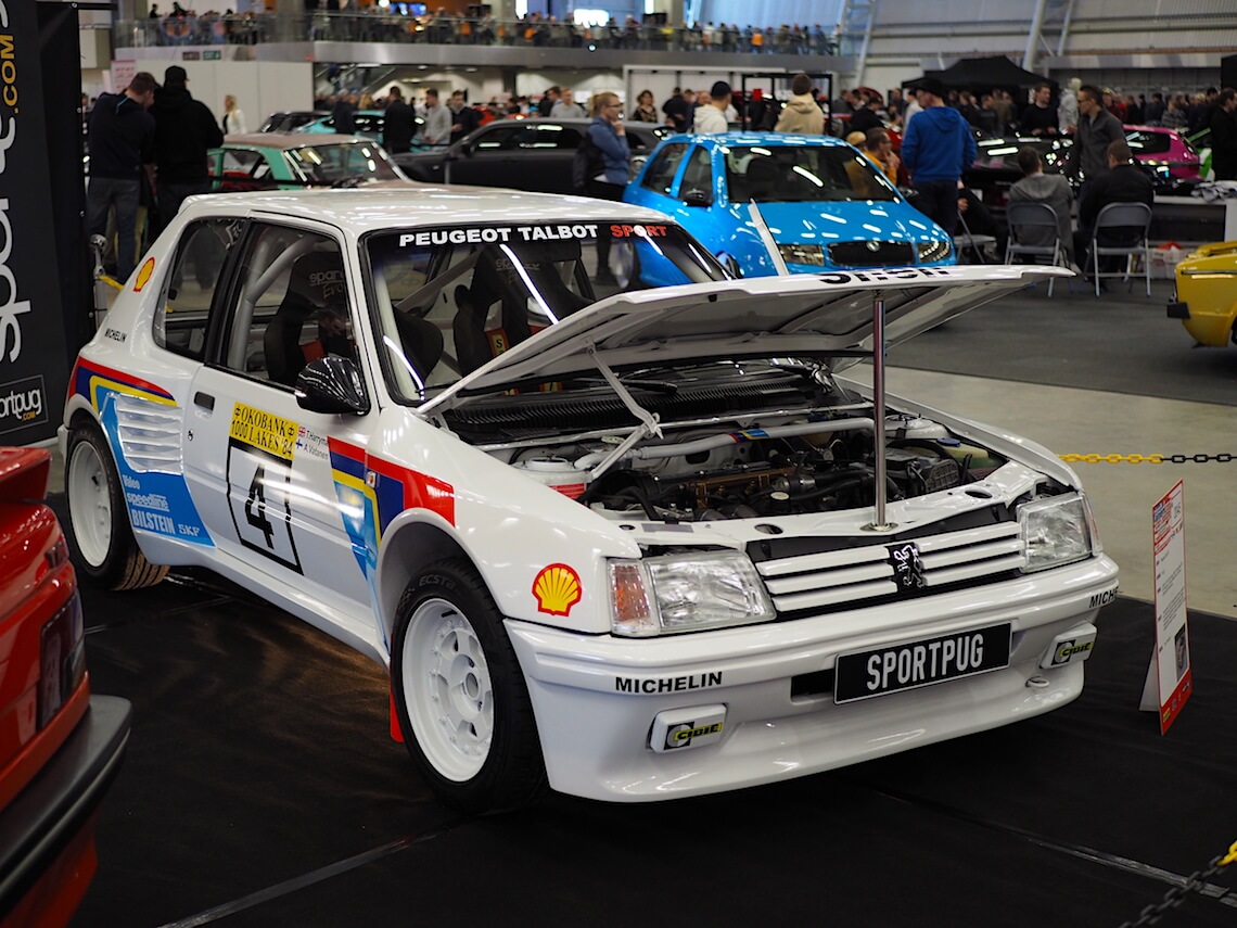 1987-Peugeot-205-GTI-Mi16-moottori-Dimman-korisarja-ACS2018-KaiLappalainen-CCBY40-WheelsFI Tekijä: Kai Lappalainen, lisenssi: CC-BY-40