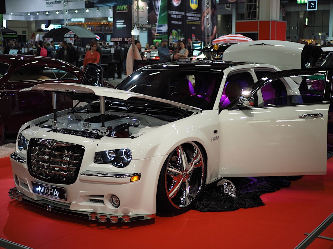 Chrysler300-Mafia-Custom-ACS2018-KaiLappalainen-CCBY40-WheelsFI Tekijä: Kai Lappalainen, lisenssi: CC-BY-40
