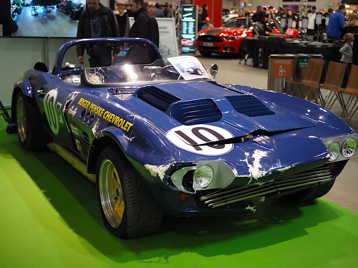 Roger-Penske-Chevrolet-Corvette-kolariauto-huutokauppa-ACS2018-KaiLappalainen-CCBY40-WheelsFI Tekijä: Kai Lappalainen, lisenssi: CC-BY-40