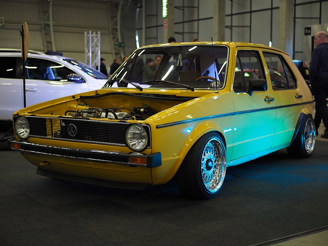 Volkswagen-Golf-Mk1-ACS2018-KaiLappalainen-CCBY40-WheelsFI Tekijä: Kai Lappalainen, lisenssi: CC-BY-40