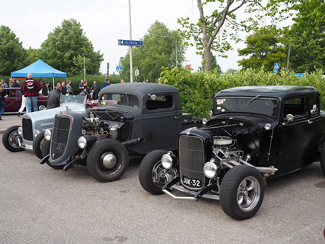 1932-Ford-5window-chopattu-coupe-Rodit-rivissa-VantaaCruising-KaiLappalainen-CCBY40-WheelsFI Kolme rodia. Edessä 1932 Ford 5-window coupe. Tekijä: Kai Lappalainen, lisenssi: CC-BY-40.
