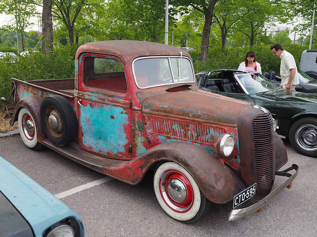 1937-Ford-Pickup-Chevy-267cid-TH700-VantaaCruising-KaiLappalainen-CCBY40-WheelsFI Kauniisti patinoitunut 1937 Ford Pickup. Tekijä: Kai Lappalainen, lisenssi: CC-BY-40.