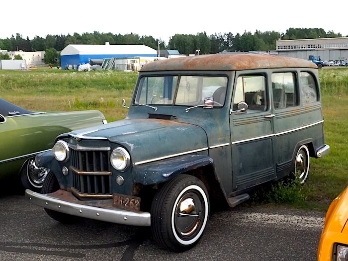 1955 Willys Station Wagon 2wd Chevy 262 moottori. Kuva: Kai Lappalainen, lisenssi: CC-BY-40.