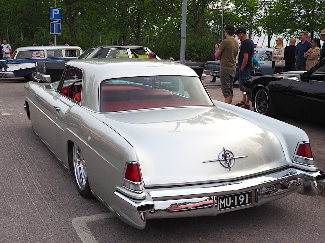 1957-Continental-MkII-Hardtop-Coupe-custom-VantaaCruising-KaiLappalainen-CCBY40-WheelsFI 1957 Continental Mark II Hardtop Coupe custom. Tekijä: Kai Lappalainen, lisenssi: CC-BY-40.