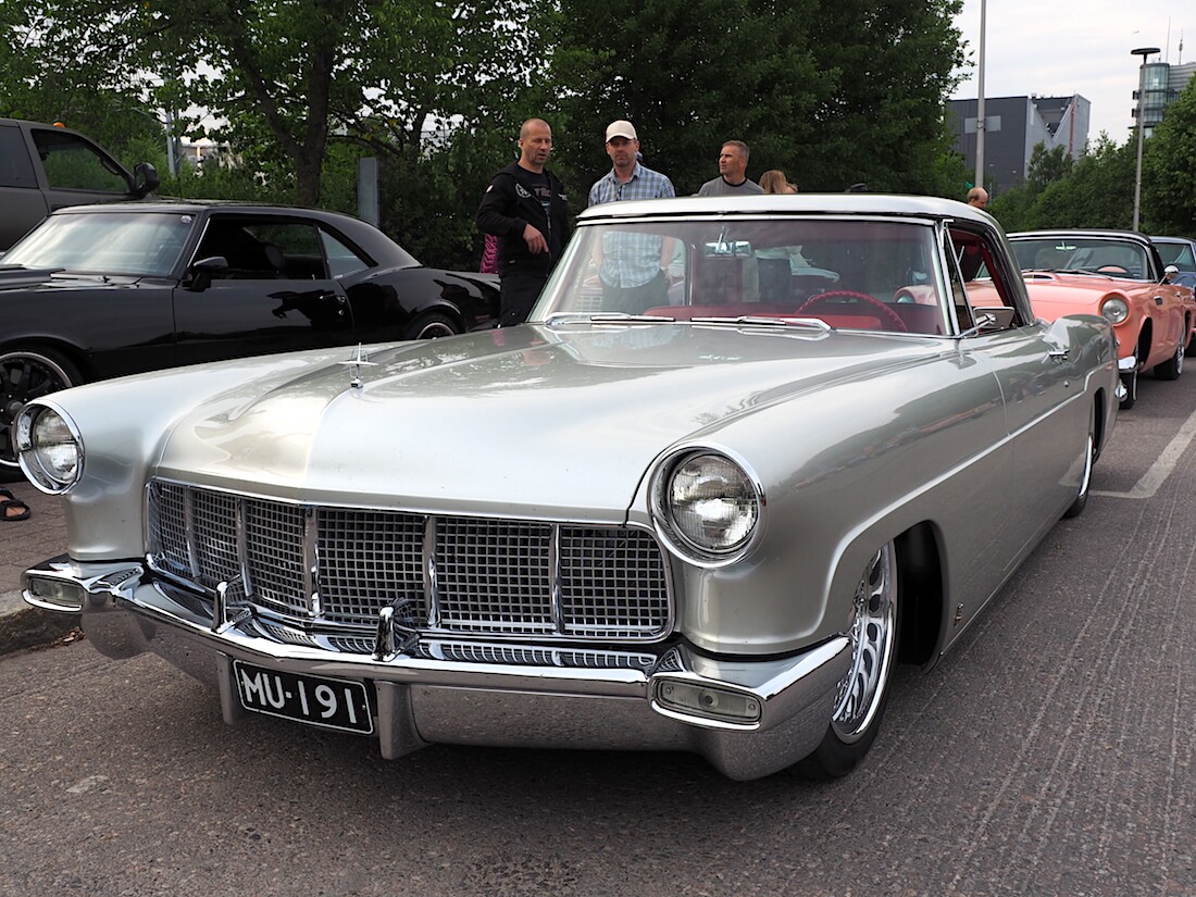 1957-Continental-MkII-Hardtop-Coupe-custom-ilmajouset-VantaaCruising-KaiLappalainen-CCBY40-WheelsFI 1957 Continental Mark II Hardtop Coupe custom ilmajousin. Tekijä: Kai Lappalainen, lisenssi: CC-BY-40.