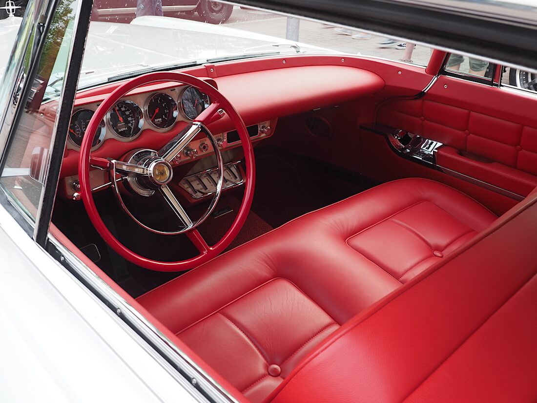 1957 Continental Mark II Hardtop Coupe kirkkaanpunainen nahkasisusta. Tekijä: Kai Lappalainen, lisenssi: CC-BY-40.