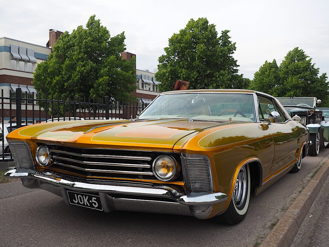 1963-Buick-Riviera-Hardtop-Sport-Coupe-custom-VantaaCruising-KaiLappalainen-CCBY40-WheelsFI 1964 Buick Riviera Sport Custom. Tekijä: Kai Lappalainen, lisenssi: CC-BY-40.