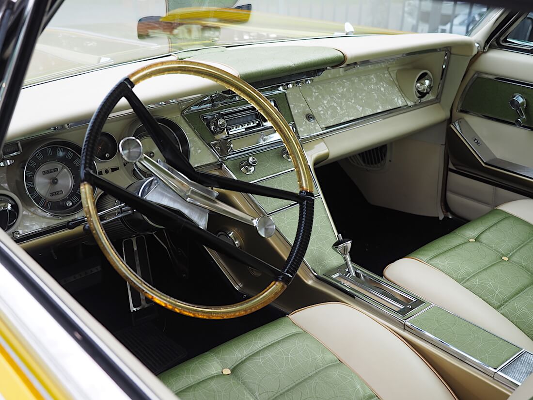 1964-Buick-Riviera-Sport-Coupe-kojelauta-sisusta-VantaaCruising-KaiLappalainen-CCBY40-WheelsFI 1964 Buick Riviera Sport Custom sisusta. Tekijä: Kai Lappalainen, lisenssi: CC-BY-40.