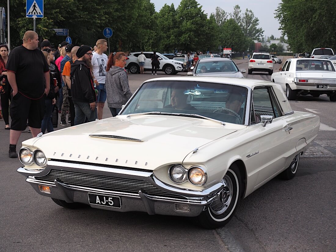 1964-Ford-Thunderbird-Tudor-Hardtop-VantaaCruising-KaiLappalainen-CCBY40-WheelsFI 1964 Ford Thunderbird Tudor Hardtop. Tekijä: Kai Lappalainen, lisenssi: CC-BY-40.