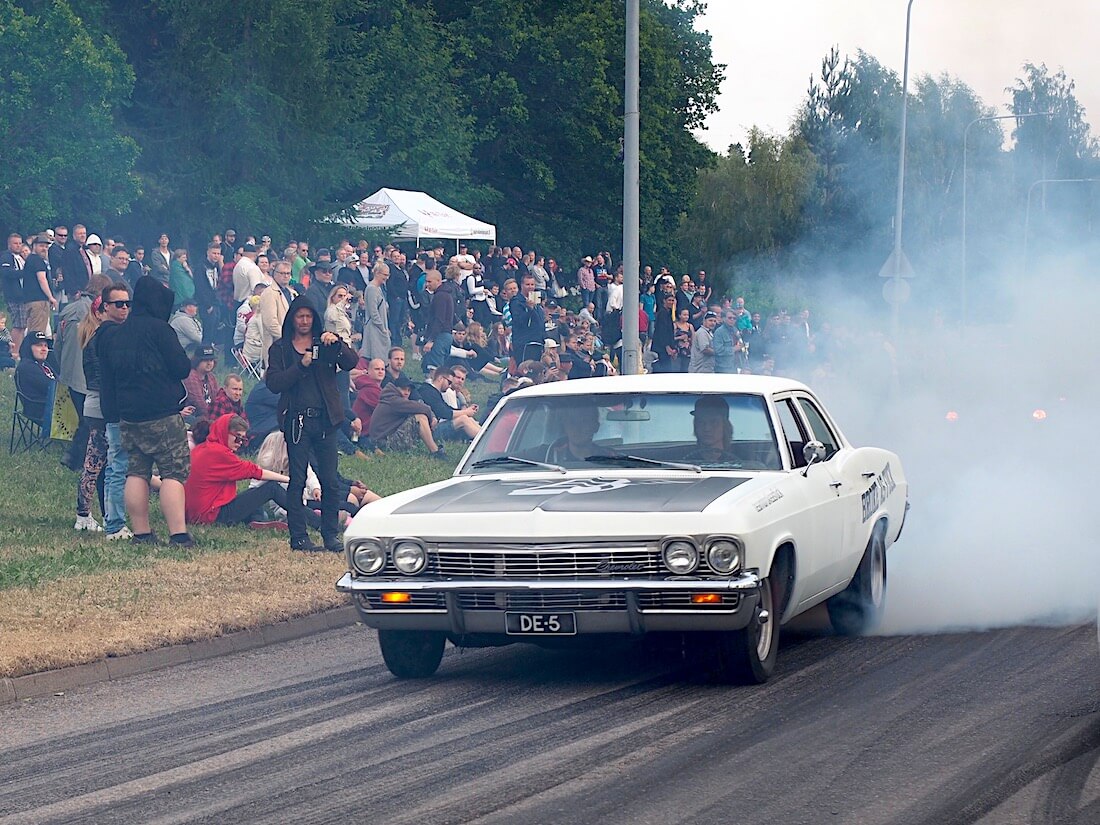 1965-Chevrolet-BelAir-4d-Burnout-kuminpoltto-VantaaCruising-KaiLappalainen-CCBY40-WheelsFI 1965 Chevrolet Bel Air 4d burnout. Tekijä: Kai Lappalainen, lisenssi: CC-BY-40.