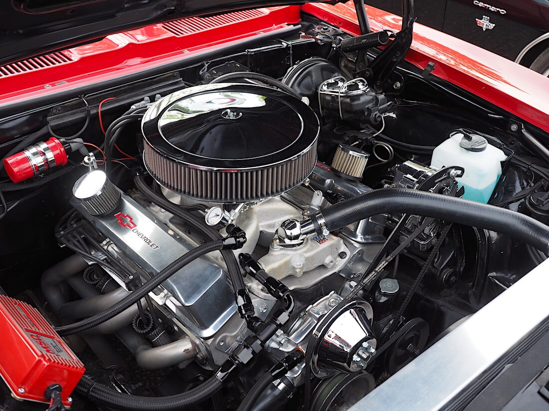 1968-Chevrolet-Camaro-RS-350-V8-moottori-VantaaCruising-KaiLappalainen-CCBY40-WheelsFI 1968 Chevrolet Camaro RS 350cid V8-moottori. Tekijä: Kai Lappalainen, lisenssi: CC-BY-40.