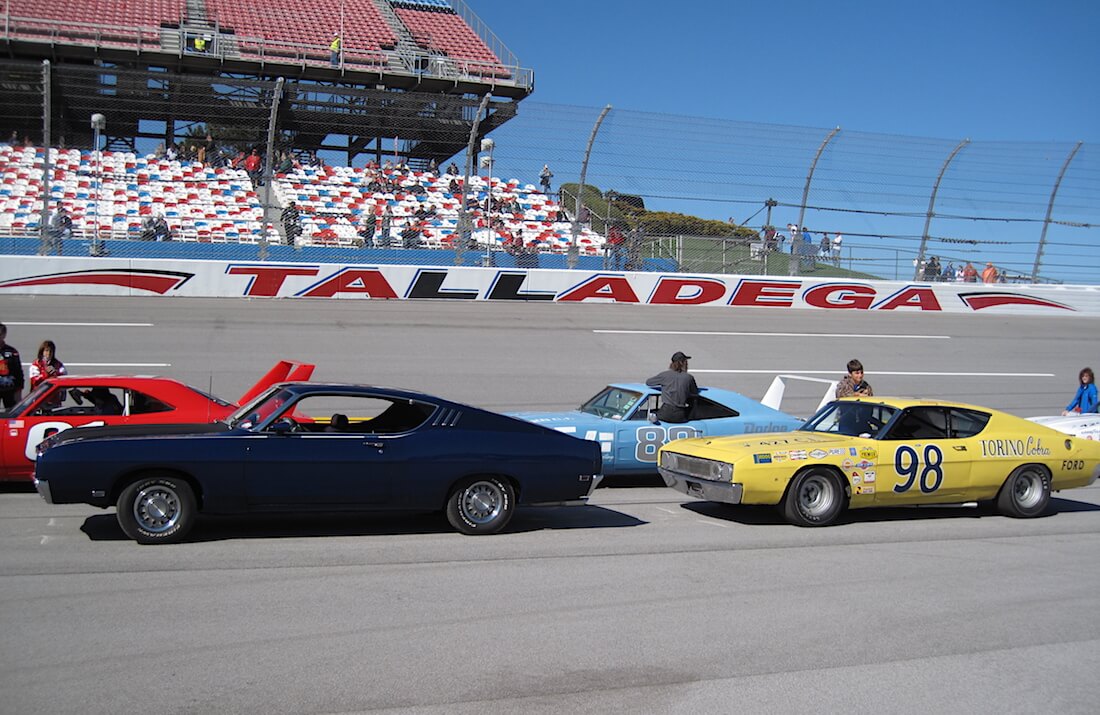 1969 Ford Torino Talladegat ja Dodgen Aero Warriors NASCAR-autoja Talladegan ovaalilla. Kuva: Carl Sharp, lisenssi: CCBYSA30.