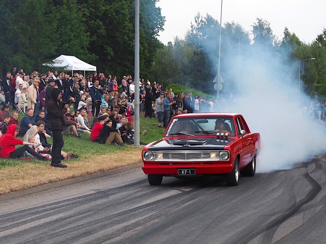 1969-Plymouth-Valiant-Burnout-kuminpoltto-VantaaCruising-KaiLappalainen-CCBY40-WheelsFI 1969 Plymouth Valiant burnout. Tekijä: Kai Lappalainen, lisenssi: CC-BY-40.