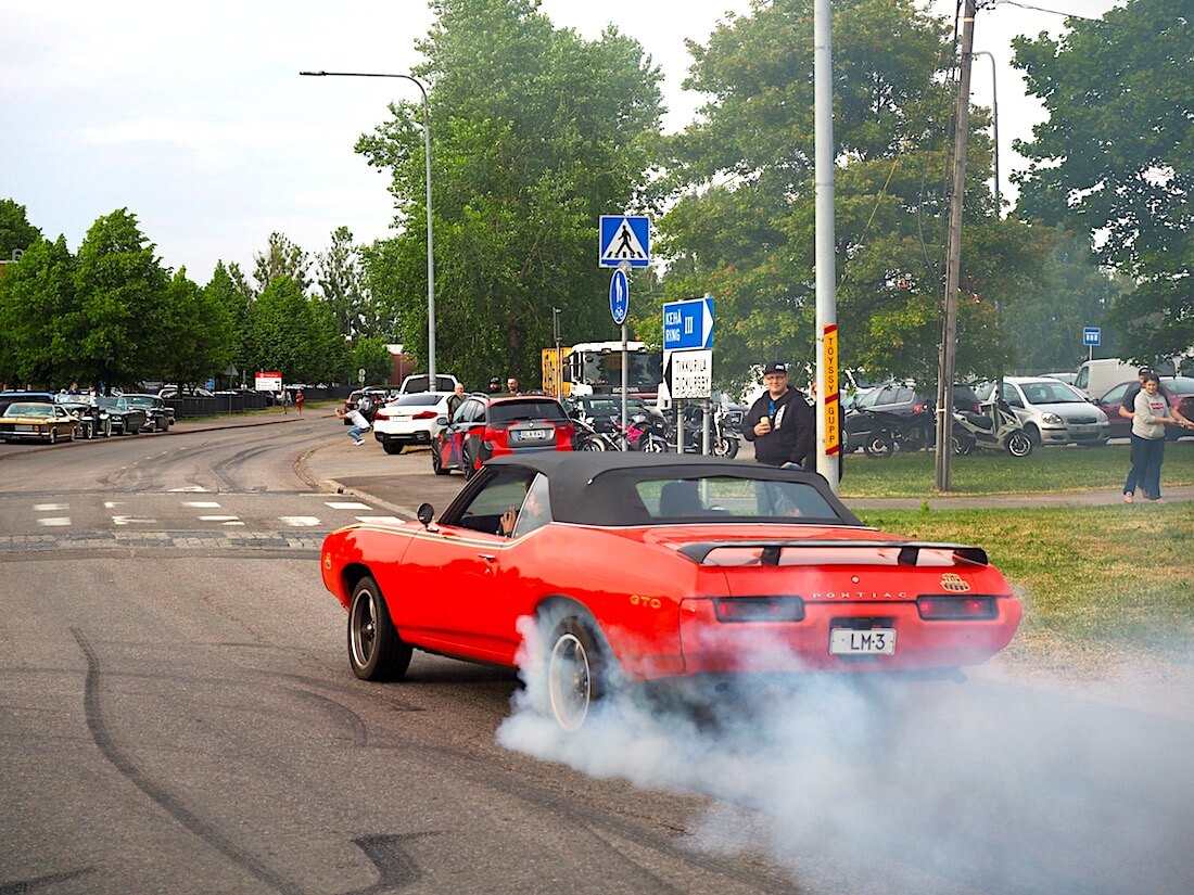 1969 Pontiac LeMans polttaa kumia. Tekijä: Kai Lappalainen, lisenssi: CC-BY-40.