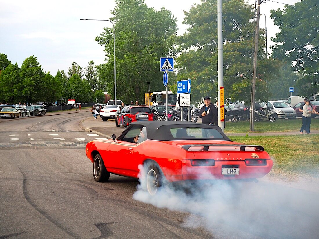 1969-Pontiac-LeMans-2d-Burnout-kuminpoltto-VantaaCruising-KaiLappalainen-CCBY40-WheelsFI 1969 Pontiac LeMans polttaa kumia. Tekijä: Kai Lappalainen, lisenssi: CC-BY-40.