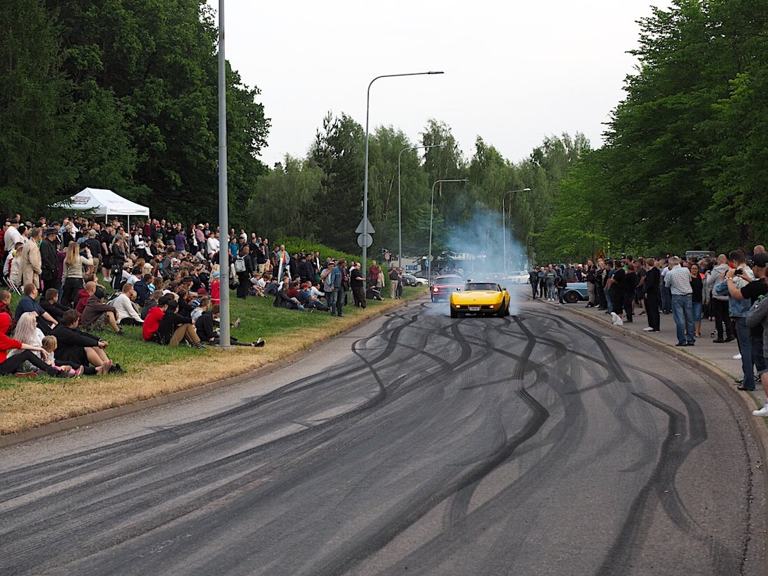 1973-Chevrolet-Corvette-Burnout-kuminpoltto-VantaaCruising-KaiLappalainen-CCBY40-WheelsFI 1973 Chevrolet Corvette burnout. Tekijä: Kai Lappalainen, lisenssi: CC-BY-40.
