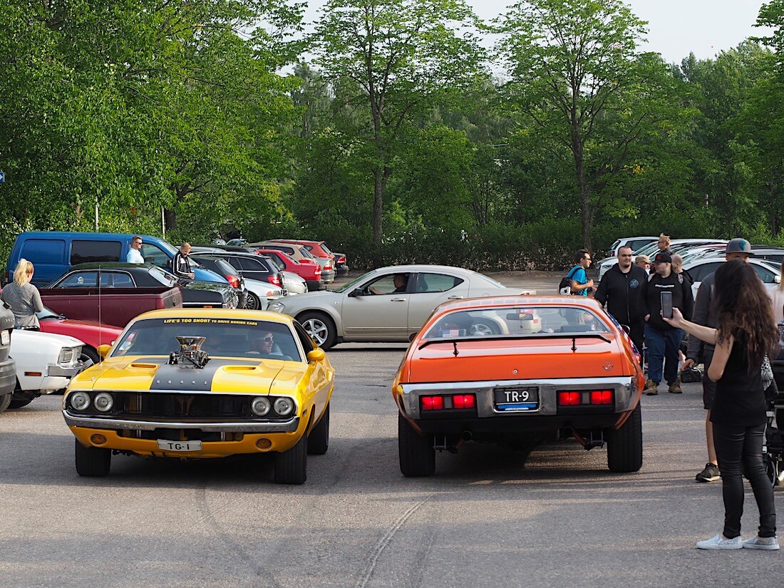 1973-Dodge-Challenger-ahtimella-1971-Plymouth-Road-Runner-VantaaCruising-KaiLappalainen-CCBY40-WheelsFI 1973 Dodge Challenger ahtimella ja 1971 Plymouth Road Runner. Tekijä: Kai Lappalainen, lisenssi: CC-BY-40.