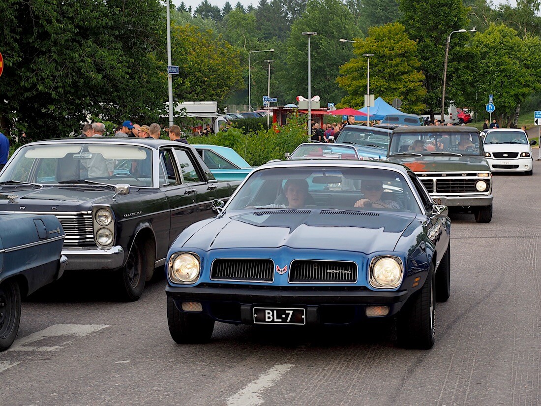 1974-Pontiac-Firebird-Sport-Coupe-VantaaCruising-KaiLappalainen-CCBY40-WheelsFI 1974 Pontiac Firebird Sport Coupe. Tekijä: Kai Lappalainen, lisenssi: CC-BY-40.