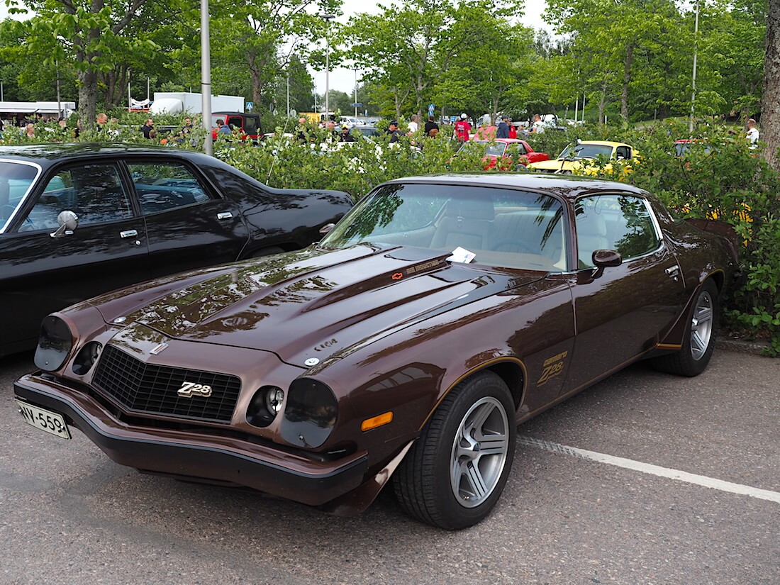 1977-Chevrolet-Camaro-Z28-Sport-Coupe-suomiauto-VantaaCruising-KaiLappalainen-CCBY40-WheelsFI 1977 Chevrolet Camaro Z28 Sport Coupe. Tekijä: Kai Lappalainen, lisenssi: CC-BY-40.