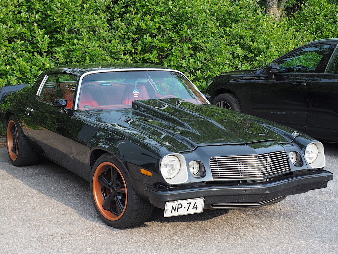 1978-Chevrolet-Camaro-Sport-Coupe-VantaaCruising-KaiLappalainen-CCBY40-WheelsFI 1978 Chevrolet Camaro Sport Coupe. Tekijä: Kai Lappalainen, lisenssi: CC-BY-40.