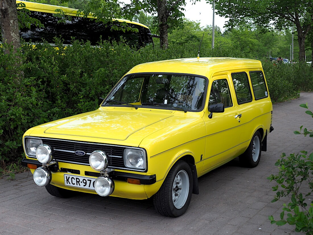 1979-Ford-Escort-Van-1600-OVH-VantaaCruising-KaiLappalainen-CCBY40-WheelsFI 1979 Ford Escort pakettiauto. Tekijä: Kai Lappalainen, lisenssi: CC-BY-40.