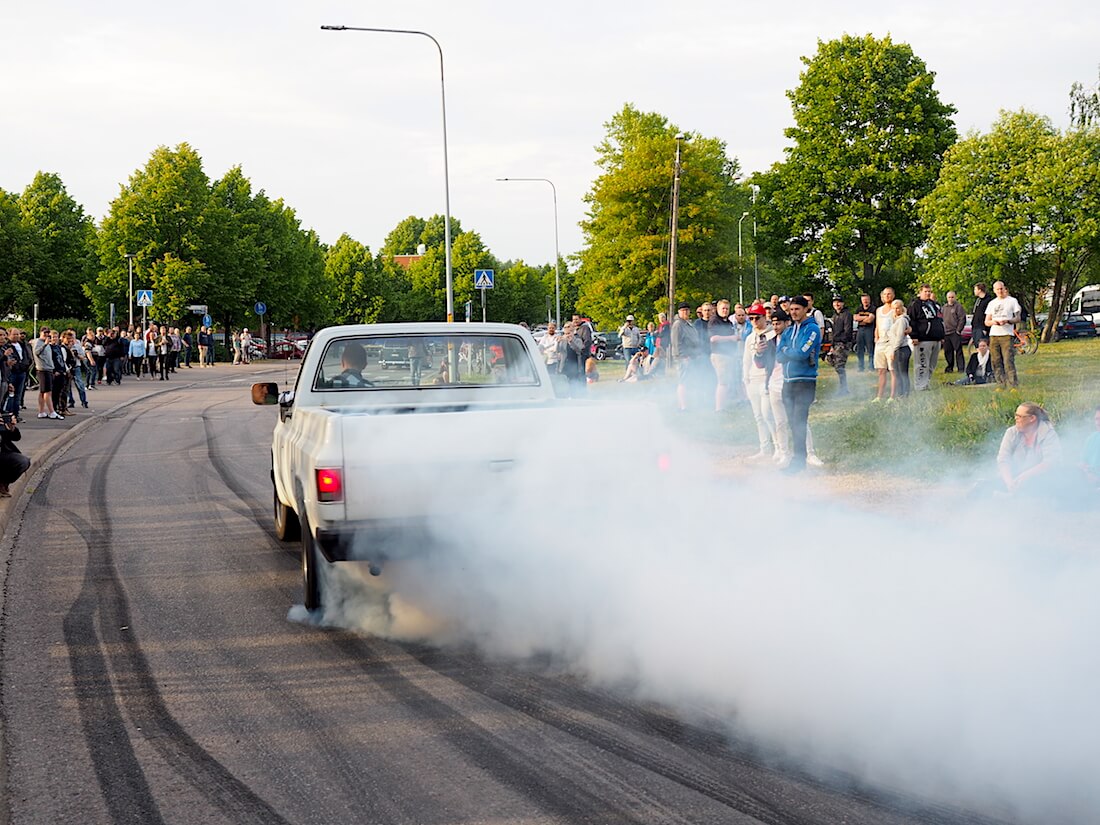 1981-Chevrolet-Fleetside-Pickup-Burnout-Heureka-VantaaCruising-KaiLappalainen-CCBY40-WheelsFI 1981 Chevrolet Fleetside polttaa kumia. Tekijä: Kai Lappalainen, lisenssi: CC-BY-40.
