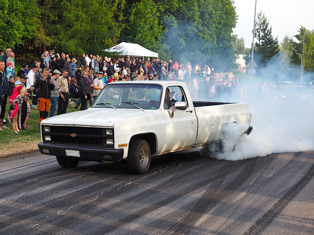 1981-Chevrolet-Fleetside-pickup-Burnout-kuminpoltto-VantaaCruising-KaiLappalainen-CCBY40-WheelsFI 1981 Chevrolet Fleetside burnout. Tekijä: Kai Lappalainen, lisenssi: CC-BY-40.