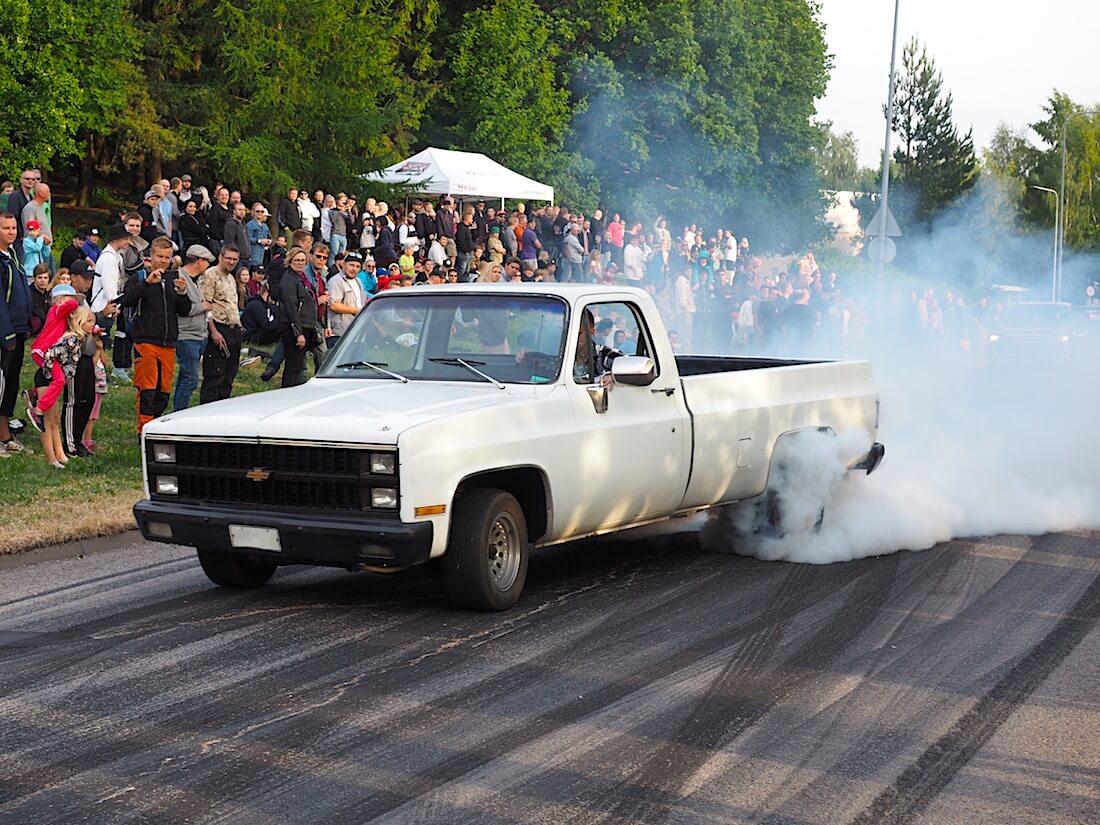 1981 Chevrolet Fleetside burnout. Tekijä: Kai Lappalainen, lisenssi: CC-BY-40.