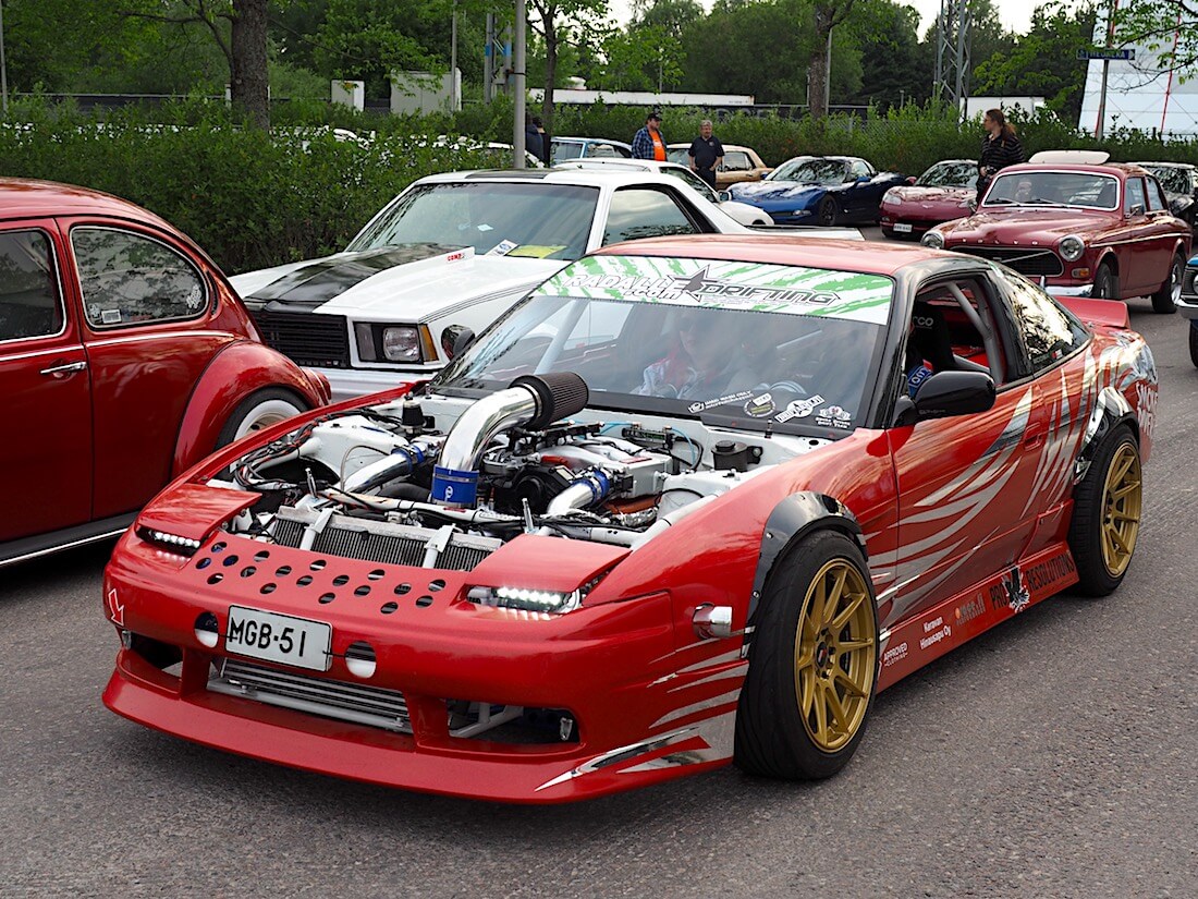 1989-Nissan-200SX-1-8-Turbo-VantaaCruising-KaiLappalainen-CCBY40-WheelsFI 1989 Nissan 200SX 1.8 turbo.. Tekijä: Kai Lappalainen, lisenssi: CC-BY-40.
