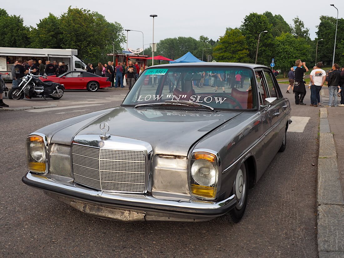 Pystylamppu-Mersu-Low-n-Slow-VantaaCruising-KaiLappalainen-CCBY40-WheelsFI Mercedes Benz W115 Low'n Slow. Tekijä: Kai Lappalainen, lisenssi: CC-BY-40.