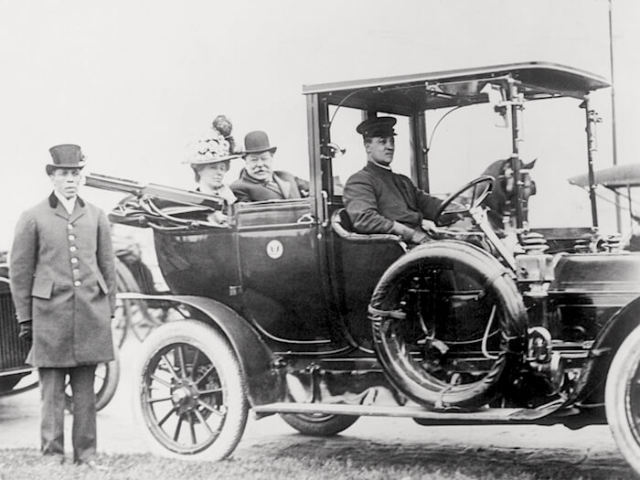 Presidentti Howard D. Taft 1907/08 Cadillac Model G:n kyydissä. Kuva: GM Media, lisenssi: CC-BY-NC-30