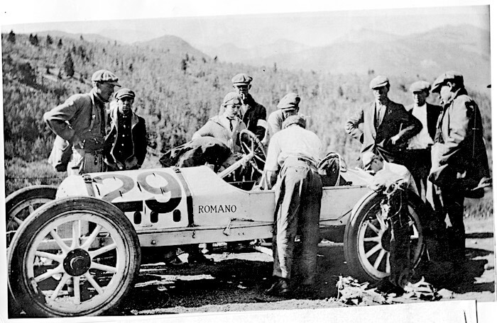 Ensimmäisen Pikes Peak kilpailun voittaja Rea lentz ja Romano Demon Special auto. Kuva ja copyright: Volkswagen AG.