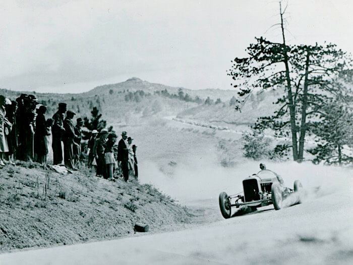 1934 Stutz Special kuljettajanaan Louis Unser 1934 Pikes Peak kilpailussa. Kuva ja copyright: Volkswagen AG.