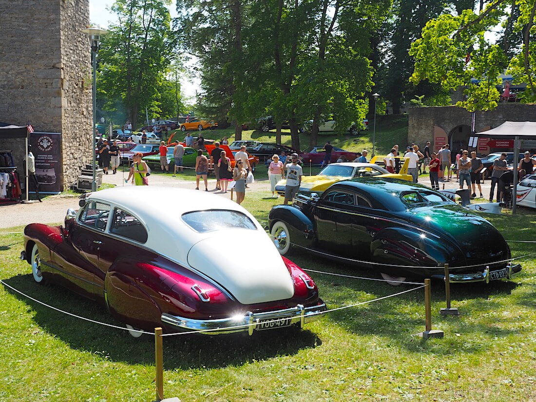 1939 Mecury 99A coupe ja 1946 Buick Roadmaster Sedanet. Tekijä: Kai Lappalainen, lisenssi: CC-BY-40.