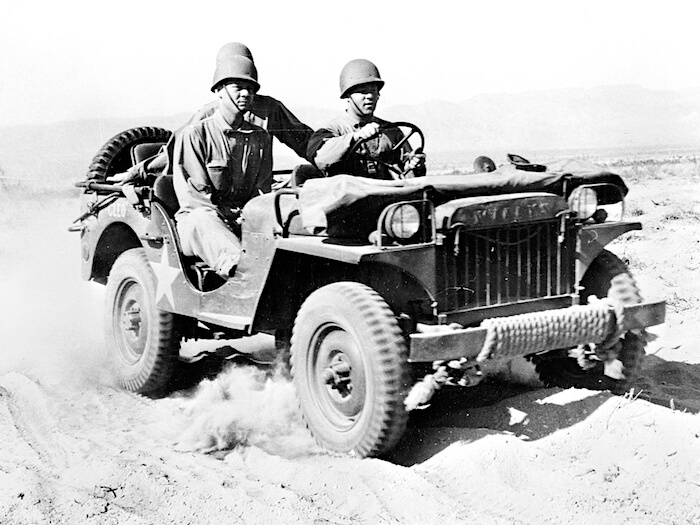 1941 Willys MA koulutusajossa aavikolla Kaliforniassa. Tekijä: yhdysvaltain armeija, lisenssi: Public domain.