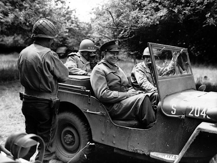 1944-Willys-MA-MB-Jeep-kenraali-Eisenhower-Normandiassa. Tekijä: Yhdysvaltain armeija, lisenssi: Public domain.